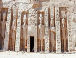  عمان اليوم - الشمس تتعامد على "قدس الأقداس" بالكرنك في مصر وسط حضور عدد كبير من السياح