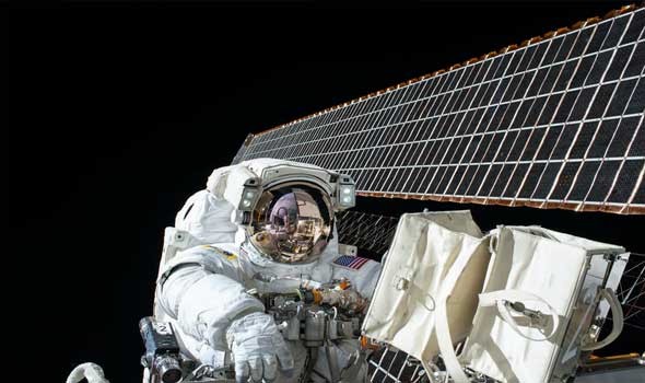  عمان اليوم - رواد الفضاء الروس يختبرون خوذة الواقع الافتراضي في محطة الفضاء الدولية