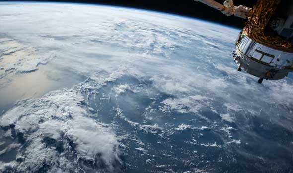  عمان اليوم - رائد فضاء يلتقط صورة مذهلة لشفق قطبي يتألق بشكل رائع فوق الأرض