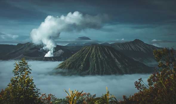  عمان اليوم - ثوران بركان جبل إيبو بشرق إندونيسيا قاذفا رمادا بارتفاع 5 كيلومترات