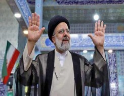  عمان اليوم - وصول الرئيس الإيراني الراحل ومرافقيه إلى طهران وحشود ضخمة يشيعون الجثامين والدفن الخميس
