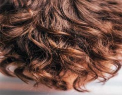  عمان اليوم - طرق الحفاظ على الشعر الكيرلي والويفي أطول فترة ممكنة