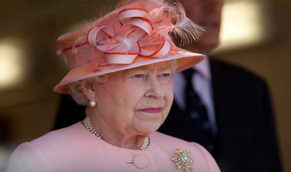 محكمة بريطانية تقضي بالسجن 9 سنوات لشاب أراد قتل الملكة إليزابيث بقوس ونشاب عام 2021