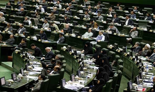 البرلمان الإيراني يتبنى قانوناً يُشدّد العقوبة على النساء اللواتي ينتهكن قواعد اللباس