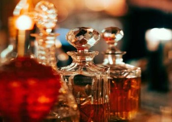 عمان اليوم - زجاجات العطور تستعيد بريقها وتتحول من قطعة مهملة إلى تحفة ديكورية
