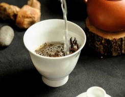  عمان اليوم - احتساء الشاي الخضر أو الماء الدافئ يسهل عملية الهضم