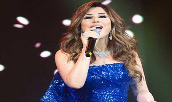 نجوى كرم تصعد على المسرح وتعلن إلغاء حفلها في المغرب