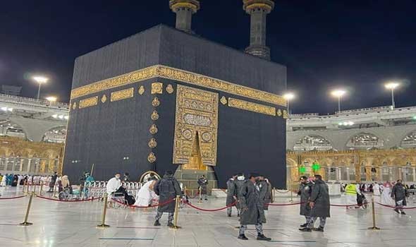  عمان اليوم - تسليم كسوة الكعبة المشرفة إلى سدنة بيت الله الحرام نيابة عن خادم الحرمين الشريفين