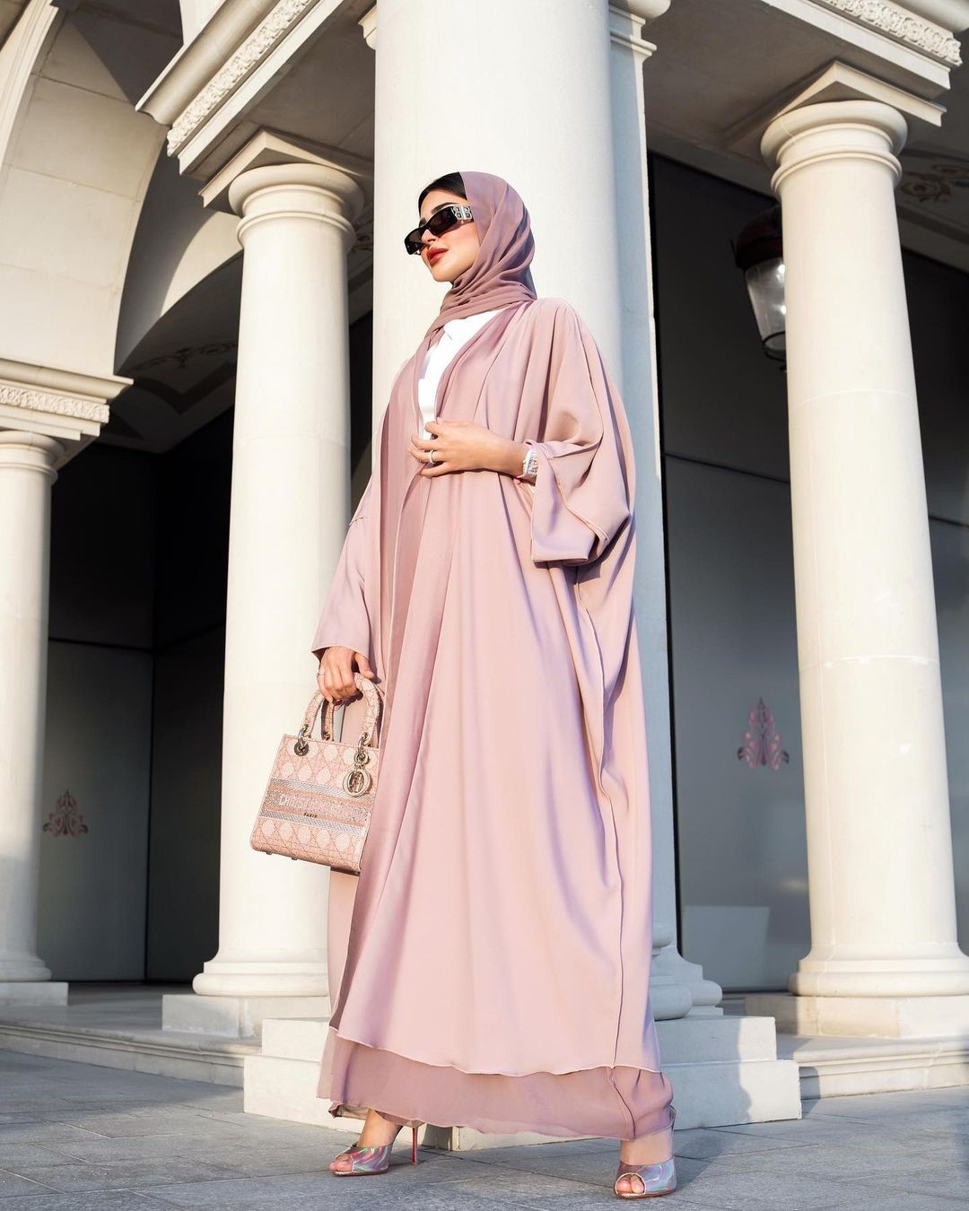  عمان اليوم - تنسيقات عصرية محتشمة تجمع بين الرقّة والأناقة من وحيّ مدونات الموضة