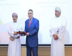  عمان اليوم - الدكتور عبدالله بن ناصر الحراصي يكرّم الفائزين بجائزة صُحار للدراسات النقدية والبحثية