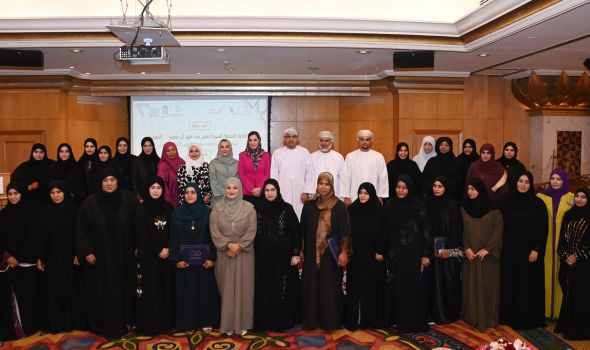  عمان اليوم - مسعود بن سليمان العزري يحتفل بتخريج الدّفعة الأولى من المدرّبات والمنتسبات لمنتج ريفيّ