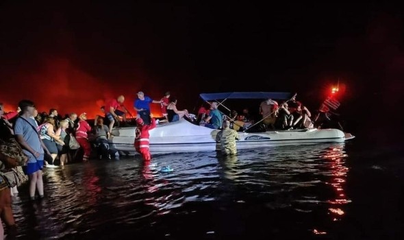  عمان اليوم - 36 قتيلاً والناس يستغيثون بالبحر هربًا من النيران عقب احتراق ولاية هاواي والحكومة تُجلي الآلاف