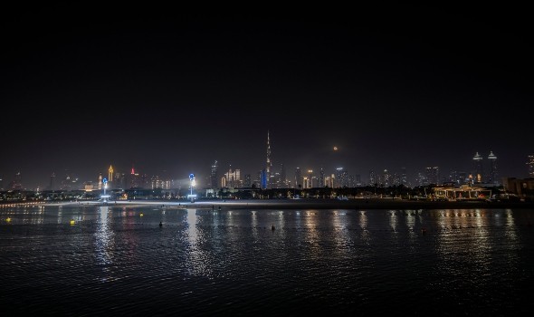  عمان اليوم - دبي تفتتح 3 شواطئ جديدة للسباحة الليلية للارتقاء بجودة الحياة في الإمارة