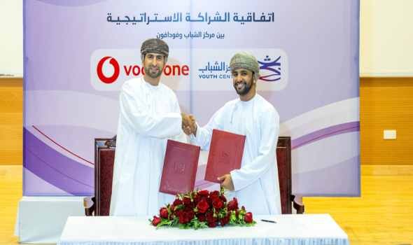  عمان اليوم - مركز الشباب وفودافون عُمان يوقّعان على اتفاقية شراكة استراتيجية