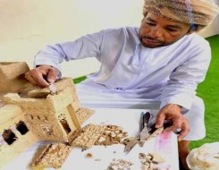  عمان اليوم - سالم الزيدي حرفي من البريمي يبدع في تصميم مجسمات القلاع والبيوت القديمة