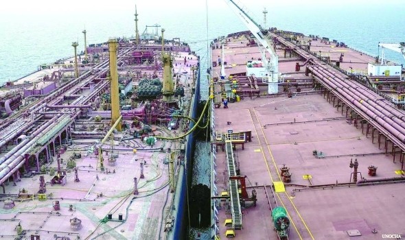  عمان اليوم - سحب أكثر من نصف كمية النفط على متن الناقلة "صافر" قبالة اليمن