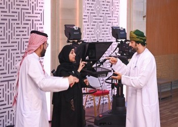  عمان اليوم - وفد من جمعية الصم البحرينية يطلع على تجربة تلفزيون عُمان في لغة الإشارة