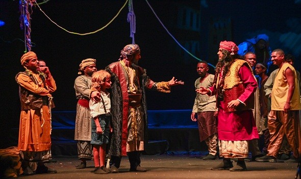  عمان اليوم - فرقة صلالة الأهلية تقدم مسرحية "سدرة الشيخ" ضمن موسم خريف ظفار