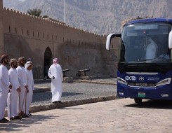  عمان اليوم - إطلاق أول رحلة لنقل الركاب بالحافلات بين مسندم وإمارة رأس الخيمة