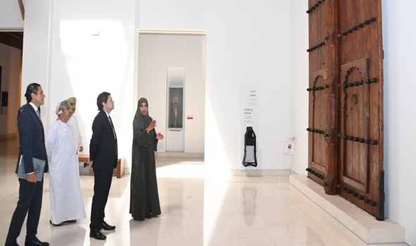 رئيس الاتحاد السويسري وحرمه يزوران المتحف الوطني العُماني