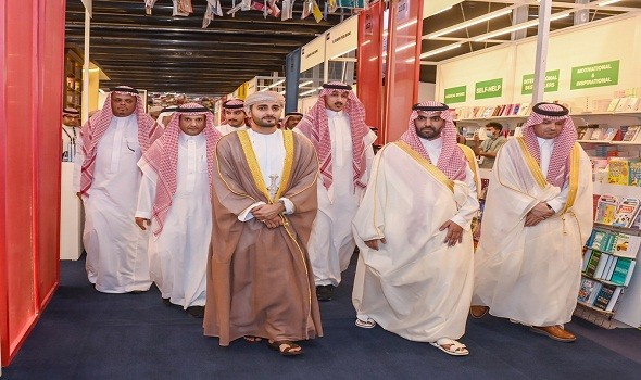 ملك البحرين يستقبل السيد ذي يزن بن هيثم بن طارق ويمنحه وسامًا