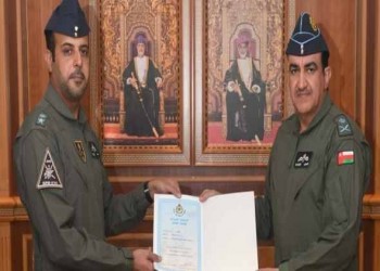  عمان اليوم - قائد سلاح الجو السلطاني العُماني يكرم أحد طياري السلاح