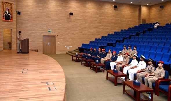  عمان اليوم - قائد القوات الجوية والدفاع الجوي الإماراتي يزور مركز الأمن البحري العُماني