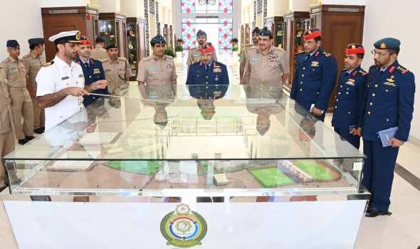  عمان اليوم - قائد القوات الجوية والدفاع الجوي الإماراتي يزور الكلية العسكرية التقنية