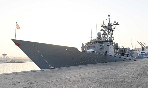  عمان اليوم - وفد أوروبي يزور الفرقاطة نافارا في ميناء السلطان قابوس