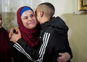  عمان اليوم - بعد 8 سنوات قضتها في السجون الإسرائيلية إسراء جعابيص في منزلها بحضن عائلتها