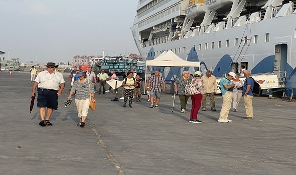  عمان اليوم - ميناء صلالة يستقبل سفينة سياحية على متنها "1457"راكبًا