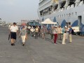  عمان اليوم - ميناء صلالة يستقبل سفينة سياحية على متنها 3963 راكبًا