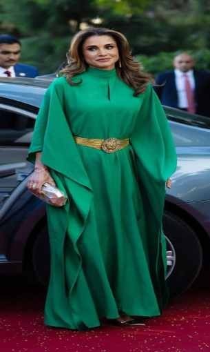  عمان اليوم - الملكة رانيا تتألق بإطلالة جذّابة تجمع بين الكلاسيكية والعصرية