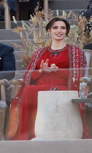  عمان اليوم - الأميرة رجوة بإطلالة ساحرة في احتفالات اليوبيل الفضي لتولي الملك عبدالله الحكم