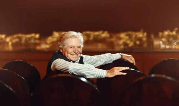  عمان اليوم - حسين فهمي يخوض تجربة سينمائية جديدة في فيلم صيني يجسد فيه شخصية رحالة حكيم