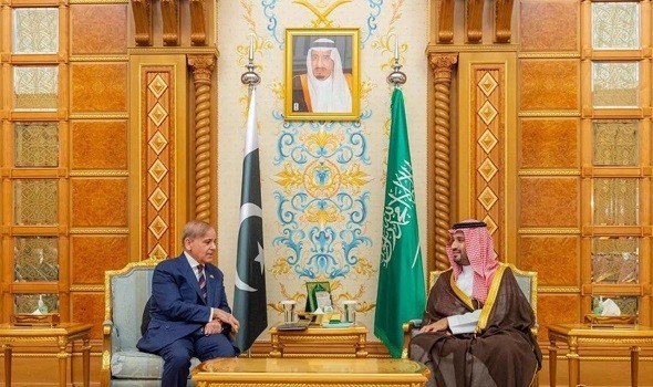  عمان اليوم - محمد بن سلمان يبحث مع رئيس وزراء باكستان تطورات التصعيد ويؤكد دعم إسلام آباد للمملكة