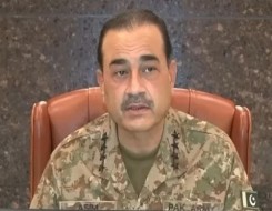  عمان اليوم - قائد الجيش الباكستاني يثير الجدل باختلاف ملابسه بين الزي العسكري والمدني