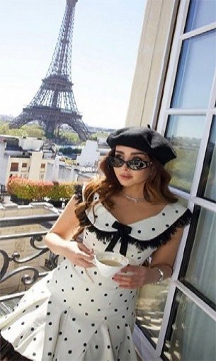  عمان اليوم - هنا الزاهد تعيد إحياء فستان البولكا دوت بإطلالة أنثوية من باريس
