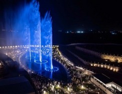  عمان اليوم - عسير تُعزز جاذبيتها السياحية بتدشين أكبر نافورة في المملكة بمنتجع الوادي