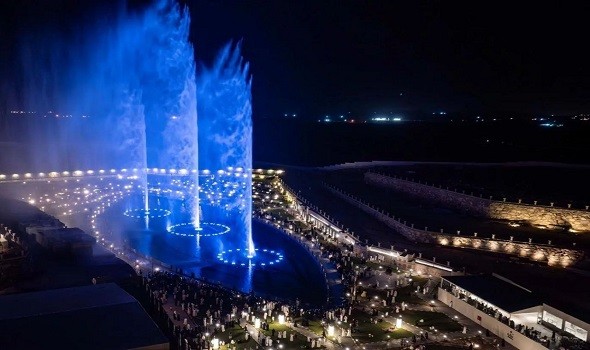 عمان اليوم - عسير تُعزز جاذبيتها السياحية بتدشين أكبر نافورة في المملكة بمنتجع الوادي