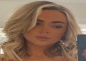 عمان اليوم - زوجة بيكفورد حارس منتخب إنجلترا مشغولة بالسلفي أثناء مبارة زوجها أمام الكونغو وقبل أن ينجح منتخبه بالفوز