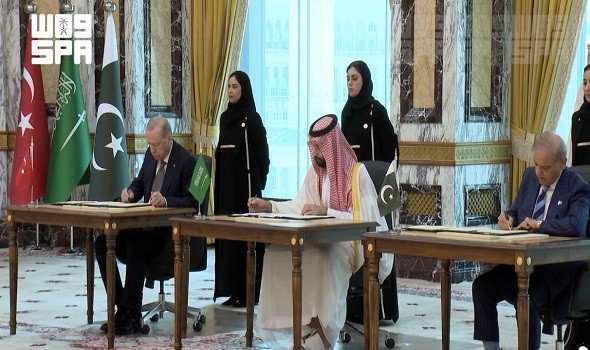  عمان اليوم - اتفاقية للدفاع المشترك توقَع  في مكة تجمع السعودية وتركيا وباكستان وتعرض أي دولة للعدوان إعتداء على الدول الثلاثة