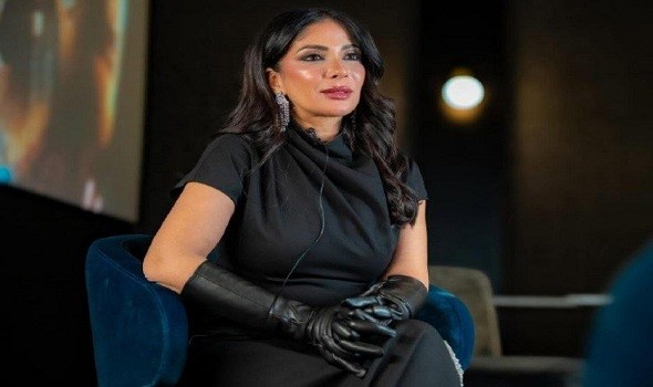  عمان اليوم - ملامح مشتركة وأناقة متقاربة تجمع إطلالات منى زكي ومريم الخشت