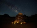  عمان اليوم - صخور تبوك تحتضن درب التبانة في لوحة ليلية آسرة