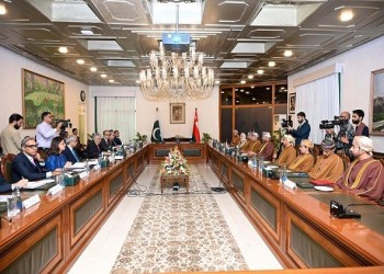 عمان اليوم - بدر البوسعيدي وإسحاق دار يترأسان أعمال اللجنة الوزارية المشتركة بين عُمان وباكستان