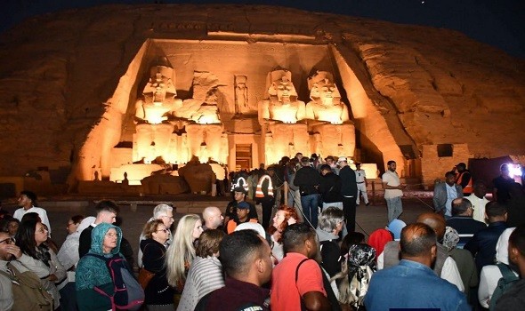  عمان اليوم - نحو سبعة آلاف سائح وزائر يشهدون ظاهرة تعامد الشمس على وجه الملك رمسيس الثاني في أسوان
